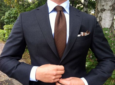 Grey Suit Combinations, Tie Outfit, Suit Brown, Dark Gray Suit, Suit Combinations, Charcoal Suit, Groom And Groomsmen Attire, Gents Fashion, Brown Tie