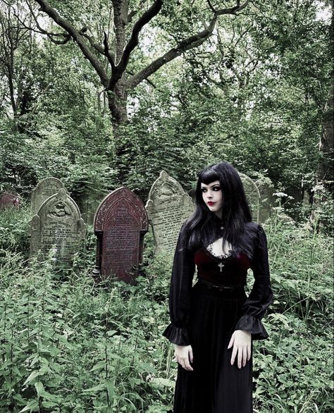 Trad Goth Photoshoot, Romance Goth Outfits, Southern Goth Outfits, Goth Victorian Outfits, Vampire Girl Outfit, Goth Senior Pictures, Macabre Outfit, Victorian Goth Outfits, Goth Photoshoot Ideas