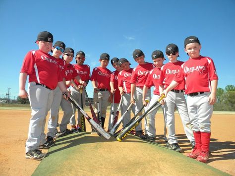 Softball Team Photos, Baseball Photoshoot, Baseball Team Pictures, Team Picture Poses, Sport Poses, Softball Picture, Sports Team Photography, Softball Pics, Softball Photography