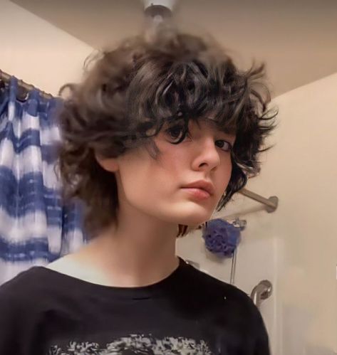 Kręcony Bob, Short Fluffy Hair, Non Binary Haircuts, Fluffy Curly Hair, Androgynous Hair, Short Grunge Hair, Hair Inspiration Short, Short Curly Haircuts, Curly Bob Hairstyles