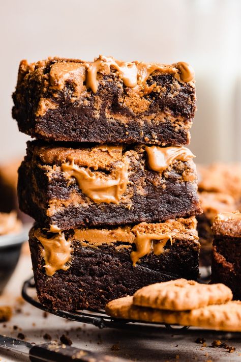 Ultra fudgy chocolate brownies are studded with cookie butter & biscoff cookies in every bite! Biscoff cookie crumbs are folded into the batter, cookie butter is swirled in the center & on top, & they're finished with a layer of biscoff cookie pieces for crunch. Cookie butter lovers & brownie lovers will rejoice over this perfect marriage of flavors! #brownies #biscoffbrownies #biscoff #cookiebutter #cookiebutterbrownies #desserts #brownierecipe #chocolate #bluebowlrecipes | bluebowlrecipes.com Blue Bowl Recipes, Aesthetic Chocolate Cake, Brownies Aesthetic, Stuffed Brownies, Aesthetic Chocolate, Fudgy Chocolate Brownies, Brownie Vegan, Paris Bakery, Biscoff Recipes