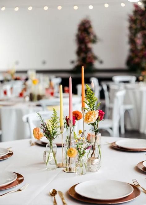 Wedding Small Table Decor, Wedding Centerpieces Diy No Flowers, Wedding Decorations Round Table Flower, Bright Minimalist Wedding, Wedding Table Setting Ideas Round, Simple Diy Table Centerpieces, Round Table Flowers Wedding, Circle Tablescape Wedding, Simple Floral Centerpieces Round Table