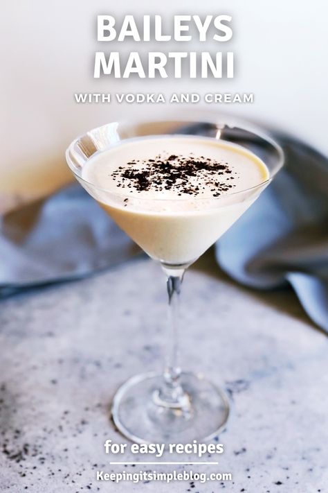 Just a couple ingredients is all you need to make this cold and refreshing Baileys Irish cream cocktail. Baileys Vodka Recipes, Baileys Martini Vanilla Vodka, Bailey's Cocktail Recipes, Baileys Cocktails Christmas, Baileys And Vodka Drinks, Baileys Martini Recipes, Baileys Cocktails Recipes, Creamy Alcoholic Drinks, Cocktails With Baileys