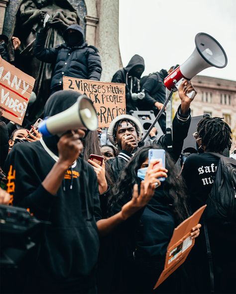 25 Powerful Photos from Manchester's Black Lives Matter Protest Old Protest Photos, Power Of Words Art, Protesters Photography, Black Power Aesthetic, Gen Z Protest, Protest Pictures, Protest Photography, Power Pictures, Black Protest