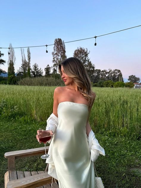 Vineyard Pictures Photo Ideas, White Dress Winery Outfit, Winery Poses Instagram, Femenine Outfits Classy, Napa Valley Picture Ideas, Fancy Instagram Pictures, Winery Dresses Outfit, Napa Valley Outfit Spring, Napa Valley Aesthetic