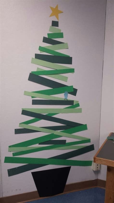 Christmas Wall Decor Ideas, Christmas Desk Decorations, Christmas Cubicle Decorations, Wall Hanging Christmas Tree, Office Christmas Gifts, Classroom Christmas Decorations, Christmas Door Decorating Contest, Christmas Classroom Door, Grinch Trees