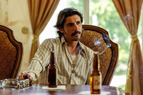 narcos mexico netflix Narco Outfit Men, Carribean Fashion, Narcos Mexico, Queen Of The South, Mexican Men, Saints And Sinners, Aesthetic Outfits Men, Western Chic, Power Dressing