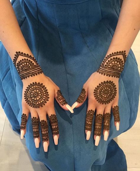 Mehndi Design Back Side, Easy Mehndi Design, Tato Henna, New Bridal Mehndi Designs, Henna Tattoo Hand, Henna Tattoo Designs Hand, Modern Henna Designs, Simple Henna Tattoo, Easy Mehndi