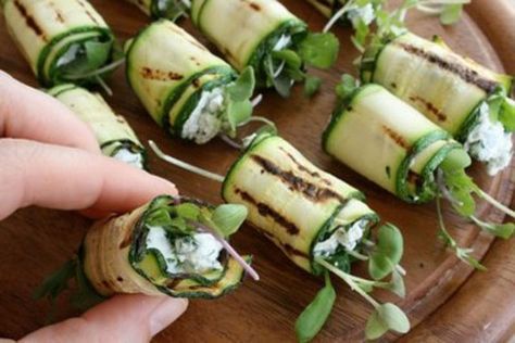 This delectable little dish filled with goat cheese and micro-greens makes a perfect side dish or a splendid appetizer. Zucchini Roll, Microgreens Recipe, Zucchini Rolls, No Carb Recipes, Idee Pasto, Grilled Zucchini, Bratwurst, January 22, Goat Cheese