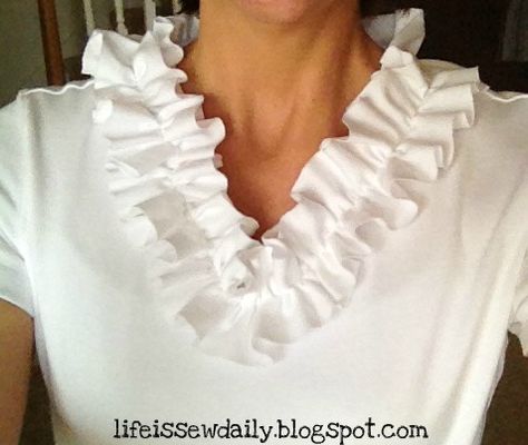 Another DIY project...refashioned ruffled t-shirt from an old turtleneck...Super Easy tutorial Shirt Makeover, Diy Ruffle, Hot Topic Clothes, Cut Up Shirts, Upcycling Clothes, Shirt Tutorial, Clothing Upcycle, Ruffled Shirt, Tshirt Makeover