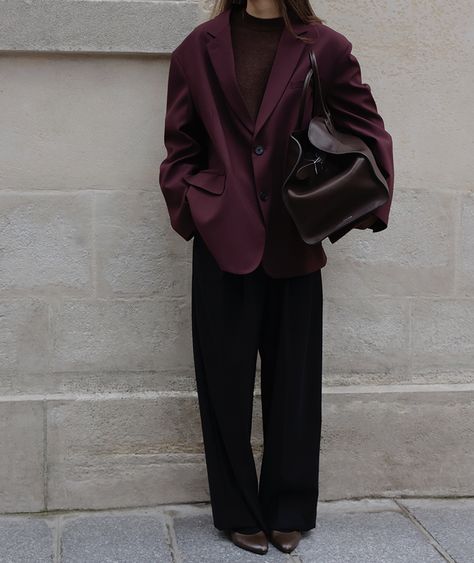 Burgundy — MODEDAMOUR Grey Burgundy Outfit, Burgundy Scarf Outfit, Burgundy Outfit Aesthetic, Black And Burgundy Outfit, Maroon Blazer Women, Burgundy Blazer Outfit Woman, Burgundy Outfits For Women, Burgundy Blazer Outfit, The Row Margaux Bag