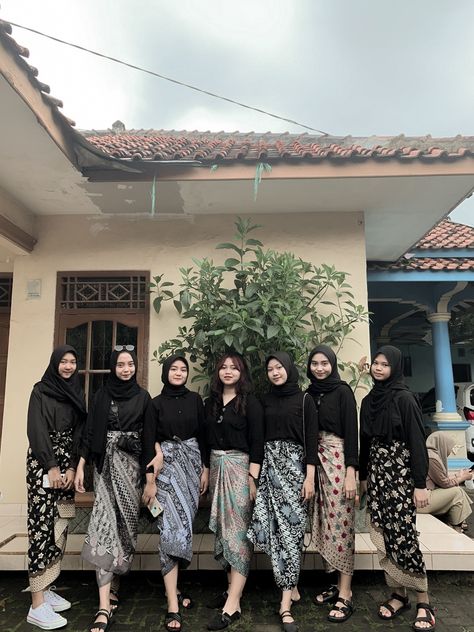 Rok Lilit Batik Outfit, Dress Kondangan Non Hijab, Baju Kondangan Non Hijab, Outfit Rok Batik, Berkain Outfit, Rok Lilit Outfit, Outfit Kondangan Casual, Ootd Kondangan Casual, Outfit Kebaya