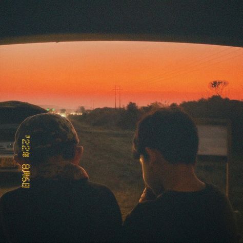 Shameless Aesthetic, Cinematography Camera, Film Camera Aesthetic, Teenage Movie, Pretty Sunsets, Vintage Film Camera, Camera Aesthetic, Film Inspiration, Unique Photography