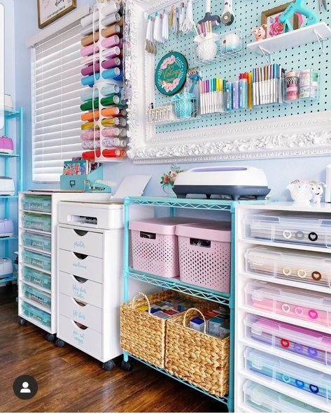 Room Craft Ideas, Cricut Room, Office Craft Room Combo, Craft Room Organisation, Craft Shed, Craft Closet, Sewing Room Design, Business Setup, Dream Craft Room