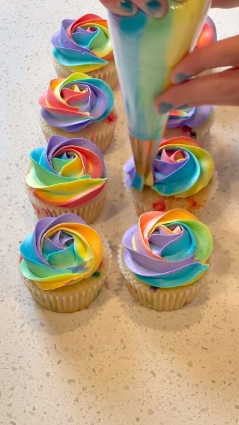 Cupcakes Rainbow Frosting, Birthday Cake Ideas Rainbow, Rainbow Icing How To Make, Rainbow Cake Frosting Ideas, Rainbow Birthday Party Cupcakes, Cupcake Cakes Rainbow, How To Make Multicolored Frosting, Rainbow Birthday Desserts, Cupcakes With Rainbow Frosting