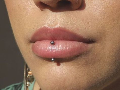 I very much want this piercingVertical lebretlebret Piercing Vertical Nice Piercings, Middle Lip Piercing, Labret Vertical, Vertical Labret Piercing, Mouth Piercings, Vertical Labret, Labret Jewelry, Piercing Labret, Lip Piercings