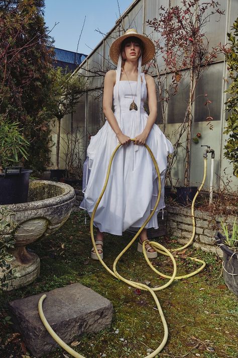 Anna Steiningerova ELLE Hungary Per Appelgreen Fashion Photos Garden Hose Photoshoot, Garden Fashion Editorial, Gardening Photoshoot, Hat Fashion Photography, Farmer Fashion, Eclectic Wardrobe, Countryside Fashion, Garden Fashion, Gardening Photography