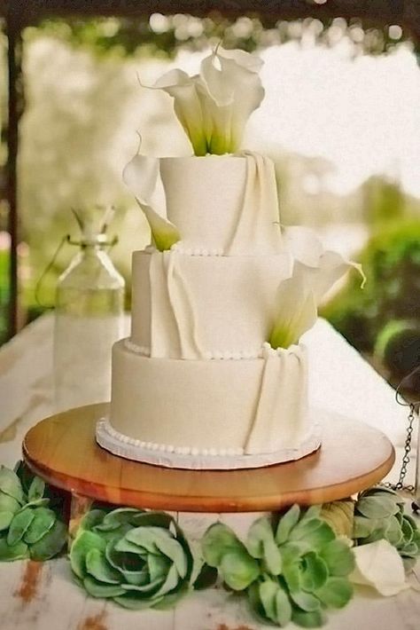 beautiful wedding cakes white fresh calla lilies kate harrison photography Calla Lily Cake, Kate Harrison, Lily Cake, Wedding Cake Fresh Flowers, Cake Photos, Wedding Cake Photos, Lily Wedding, Chocolate Wedding Cake, Wedding Cake Table