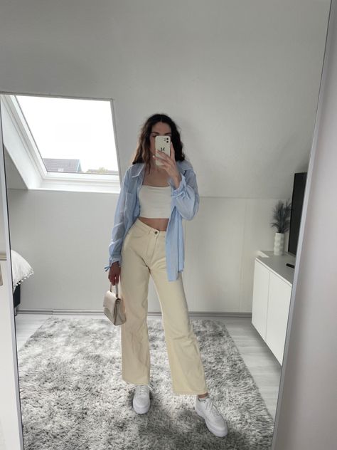 Outfit Inspiration, beige Pants , beige jeans, bluse, #outfitideas #outfitidea #outfitinspo #outfitinspiration #outfitforschool Summer Beige Pants Outfit, Beige Jeans Winter Outfit, Beige And Denim Outfit, Jeans Beige Outfits, Beige And Jeans Outfit, Beige Color Pants Outfit, Light Beige Jeans Outfit, Beige Pants Casual Outfit, Outfit Avec Pantalon Beige