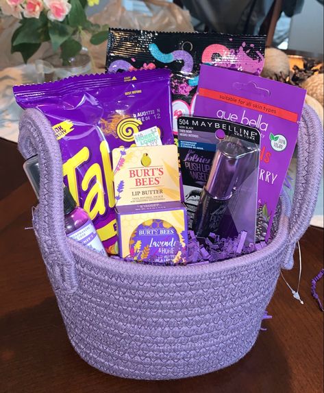 Purple gift basket idea Neon Gifts Ideas, Gift Box Birthday Purple, Color Basket Ideas For Adults, Purple And Teal Gift Basket, Box Of Purple Gift Ideas, Birthday Basket Color Themed, Goody Basket For Friend, Lavender Color Gift Basket, Purple Basket Gift Ideas For Boyfriend