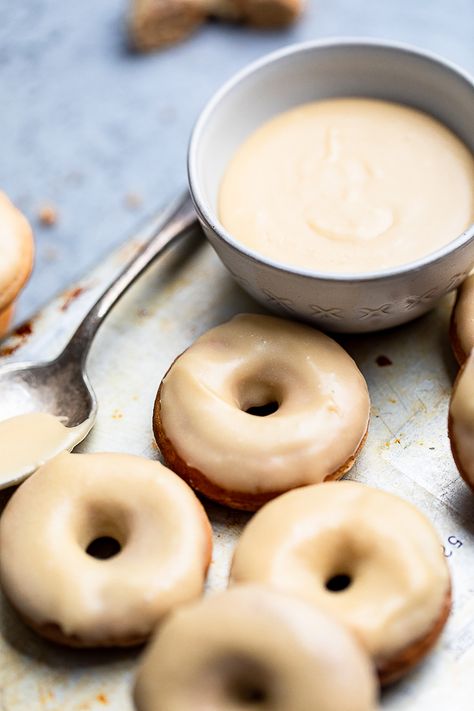 Vegan Maple Donuts Vegan Donuts Baked, Maple Donuts Recipe, Dairy Free Donuts, Beignets Cuits, Vegan Donut Recipe, Vegan Breakfast Ideas, Maple Donuts, Vegan Doughnuts, Donut Calories