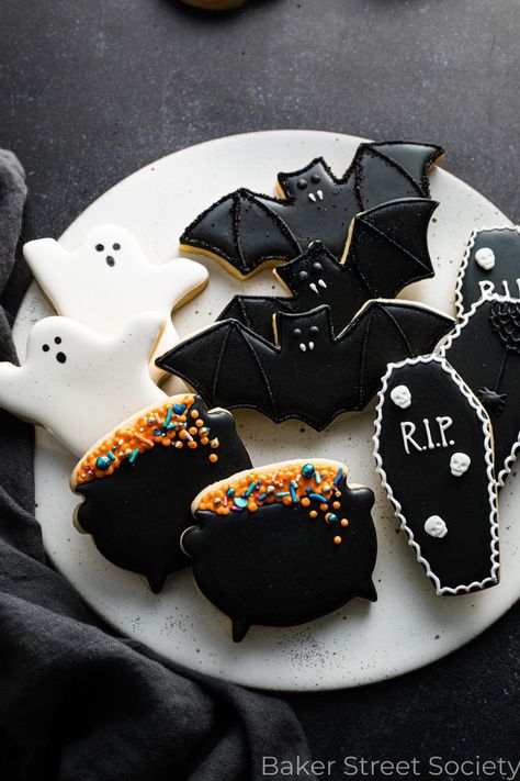 Flooded Halloween Cookies, Halloween Cookies Royal Icing Recipe, Caldron Halloween Cookies, Spider Cookies Royal Icing, Halloween Cookies And Cupcakes, Halloween Cookies With Royal Icing, Ghost Halloween Cookies, Cookie Halloween Decorating, Frosted Halloween Cookies