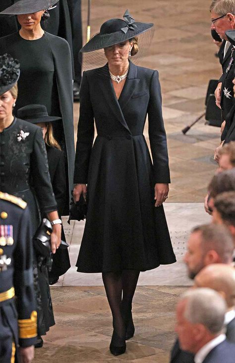 Kate Middleton Inspired Outfits, Kate Middleton Style Formal, Queen Elizabeth Dress, Queen Elizabeth Style, Wales Fashion, Kate Middleton Style Dresses, Kate Middleton Fashion, Kate Middleton Queen, Kate Middleton Style Outfits