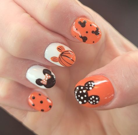 Mickey On Nails, Mickey Pumpkin Nail Art, Disney Halloween Nails 2023, Disney World Nails Halloween, Pumpkin Mickey Nails, Mickey Mouse Inspired Nails, Disney Halloween Manicure, Simple Halloween Disney Nails, Mickey Fall Nails