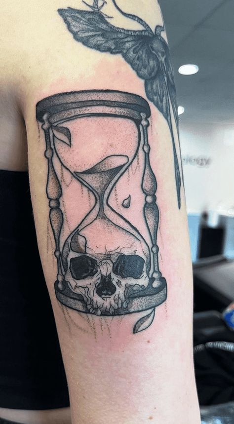 Memento Mori Hourglass Tattoo, Hour Glass Tattoo Ideas Unique, Hourglass Tattoo Men, Hourglass Tattoo Ideas, Hourglass Tattoo Design, Hour Glass Tattoo Design, Hourglass Tattoos, Rising Phoenix Tattoo, Traditional Tattoo Designs