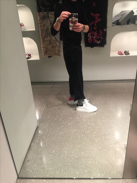 Alexander McQueen boutique. Milano fashion fit Alexander Mcqueen Men Outfit, Alexander Mcqueen Outfit, Man Styling, Mcqueen Outfit, Milano Fashion, Alexander Mcqueen Men, Story Ideas Pictures, Ideas Pictures, Fashion Fits