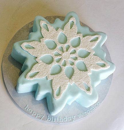 Knitted Snowflake Cake Ice Princess Party, Olaf Cake, Winter Party Themes, Frozen Theme Cake, Winter Baby Shower Themes, Shaped Cakes, Snowflake Cake, Frozen Birthday Theme, Disney Frozen Party