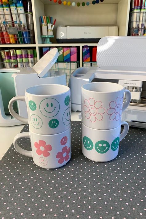 Cricut Mug Ideas Vinyls, Circuit Mug Ideas, Mug Cricut Ideas, Cricut Coffee Mug Ideas, Cricut Mug Ideas, Mug Press Designs, Personalize Mugs, Make Your Own Mug, Cricut Mugs