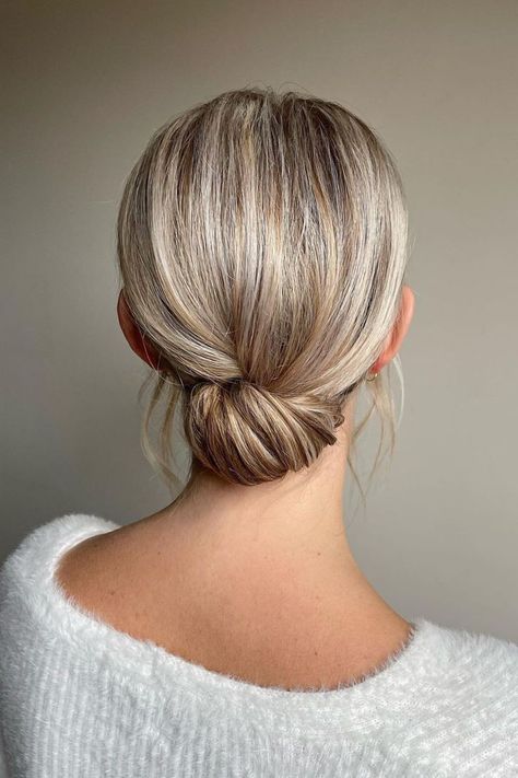 Non rinunciate alle acconciature eleganti solo perché avete i capelli corti! Questa acconciatura dimostra che un'acconciatura per capelli corti è davvero possibile ed elegante. // Credito fotografico su Instagram @yana_jacquemyn Chignon Basso Tutorial, Wedding 2025, Hair Makeup, Color Design, Hairstyles, Hair Styles, Makeup, Hair, Beauty