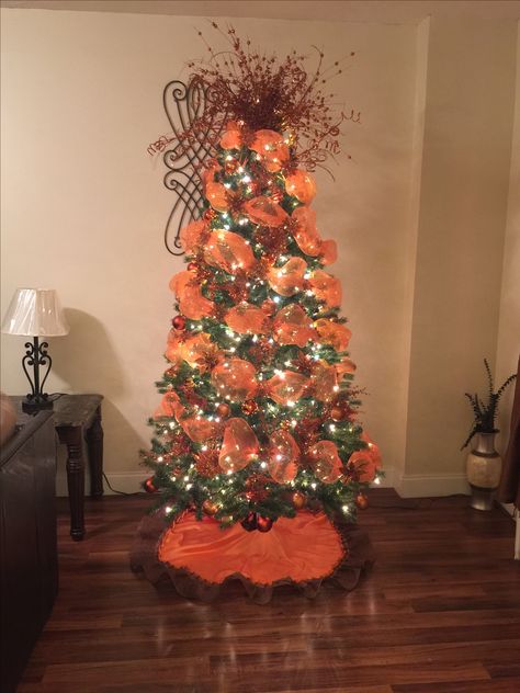 My Christmas tree decoration 2016. Burnt orange and brown color theme. Orange And Brown Christmas Decor, Orange And White Christmas Tree, Orange And Gold Christmas Tree, Burnt Orange Christmas Decor, Orange Christmas Tree Decorations, Burnt Orange Christmas Tree, Thanksgiving Trees, Christmas Tree Orange, Orange Christmas Decor