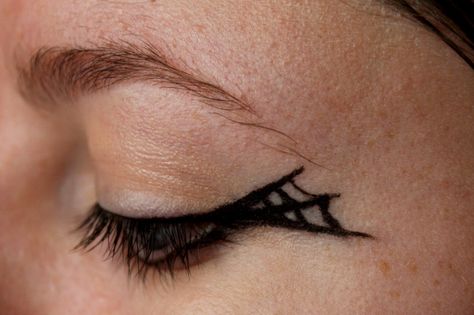 Subtle spider web Spiderweb Eyeliner Easy, Web Eyeliner, Spiderweb Eyeliner, Halloween Eyeliner, Spider Makeup, Holloween Makeup, Eyeliner Designs, Halloween Makeup Diy, Cute Halloween Makeup