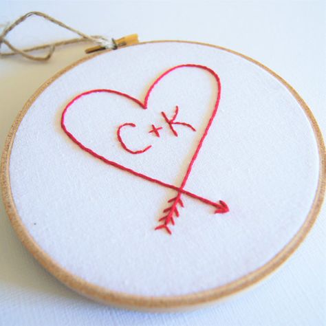 Embroidery Ideas For Boyfriend, Embroidery Valentine Ideas, Valentine’s Day Embroidery, Heart Needlework, Valentines Day Embroidery, Ideas Valentines Day, Friends Valentines Day, Valentine Embroidery, Embroidery Hoop Crafts