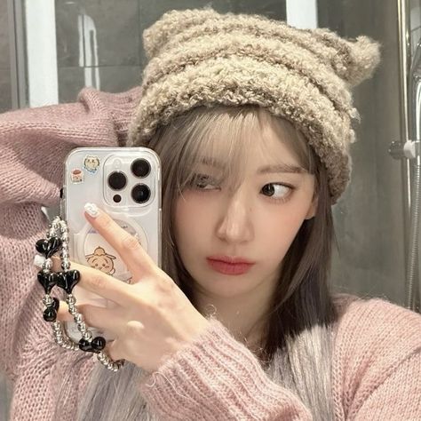 le sserafim sakura selca icon pfp Sakura Miyawaki, Enjoy Every Moment, Korean K Pop, Blue Flames, My Chemical, Best Couple, Girl Icons, K Idols, Cute Icons