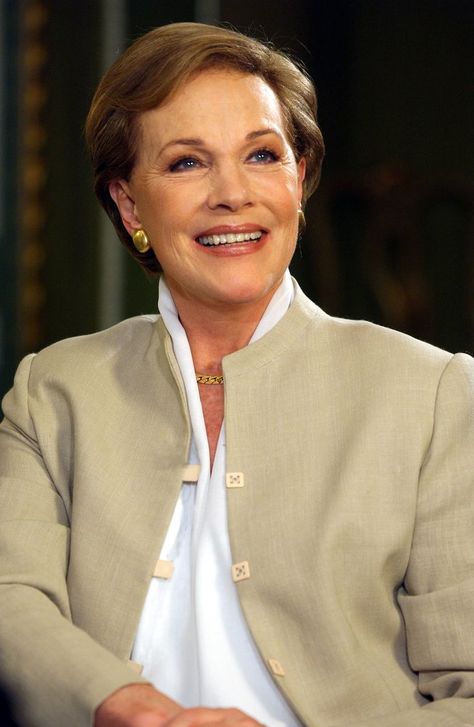 Princess Diaries Julie Andrews, Julie Andrews Aesthetic, Julie Andrews Princess Diaries, Julie Andrews Style, Julia Andrews, Rege Jean Page, Phoebe Dynevor, Romantic Period, Celebrity Photography