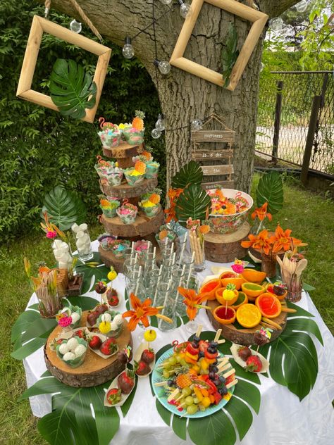 Tahiti Theme Party, Tropic Theme Party, Sliders Display Ideas, Samoan Party Decorations, Tropical Aesthetic Party, Sweet 16 Pool Party Ideas Hawaiian Luau, Hawaiian Bday Party, Tropical Bday Party, Bali Birthday Party Theme