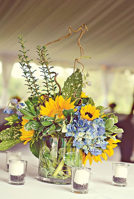 Hydrangea Centerpiece Diy, Jesus Wedding, Moms 60th, Ladies Event, Wedding Flowers Hydrangea, Boda Ideas, Sunflower Centerpieces, Sunflower Arrangements, Bridal Sunflowers