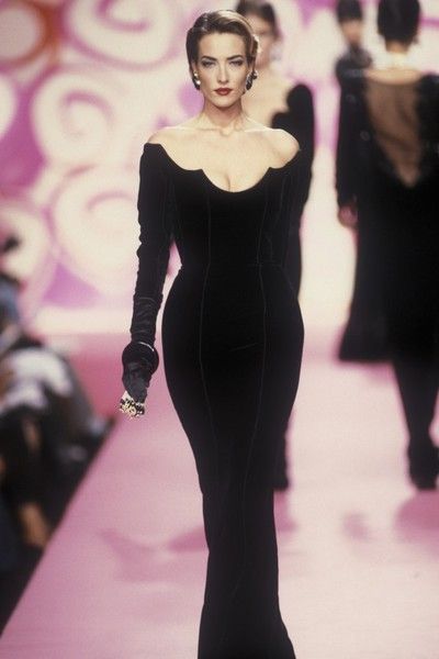 Valentino, Autumn-Winter 1991, Couture | Europeana Dress Expensive, Tatjana Patitz, Black Elegance, 90s Runway Fashion, Runway Fashion Couture, Valentino Haute Couture, Valentino Couture, Vintage Couture, Moda Vintage