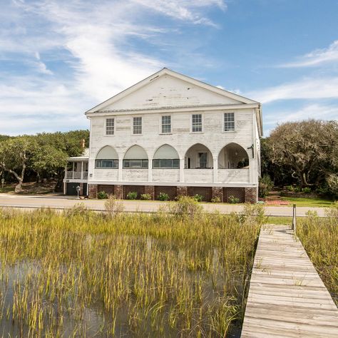 Pelican Inn | Oceanfront Vacation Rental | Pawleys Island Realty Rustic Inn, Oceanfront Vacation Rentals, Island Bedroom, Pawleys Island, Labor Day Weekend, Memorial Day Weekend, Outdoor Shower, Coastal Living, Porch Swing