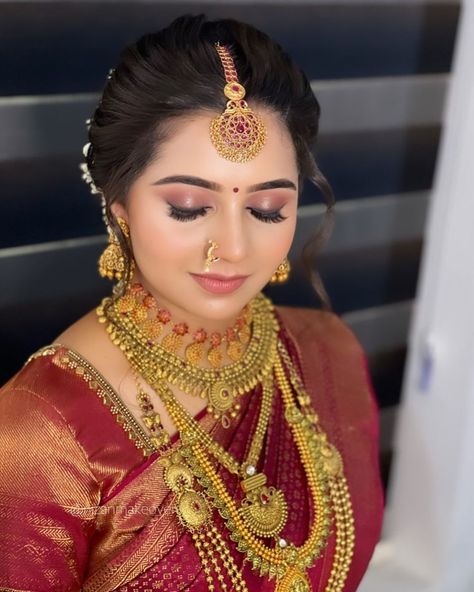 Traditional Jade Hairstyle, Tamil Bride Makeup Look, Maharashtrian Bridal Makeup, South Indian Bride Look Makeup, Subtle South Indian Bridal Makeup, Natural Makeup For Indian Wedding, South Indian Bride Eye Makeup, South Indian Bride Makeup Wedding, Telugu Bridal Makeup