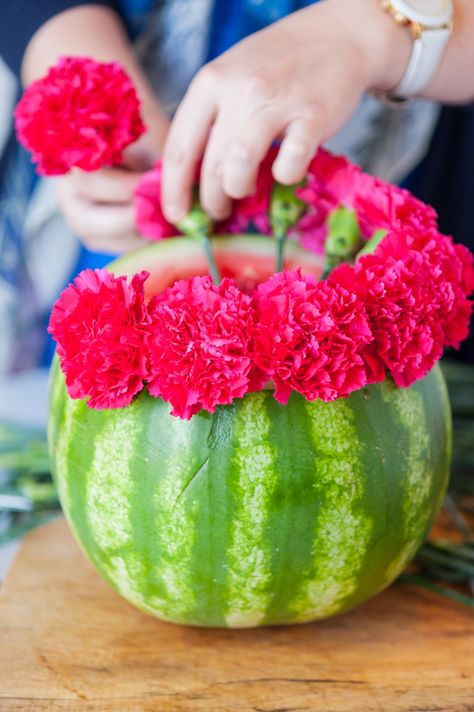 DIY Watermelon Flower Centerpiece by @cydconverse Watermelon Centerpiece, Baby Shower Watermelon, Watermelon Flower, Diy Summer Decor, Watermelon Birthday Parties, Watermelon Baby, Mexican Party Decorations, Watermelon Decor, Watermelon Party