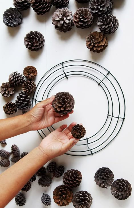 Diy Pinecone Wreath, Crafts For Fall, Cones Diy, Christmas Decorations Centerpiece, Pine Cone Art, Christmas Pine Cones, Cone Crafts, Diy Pinecone, Easy Diy Wreaths