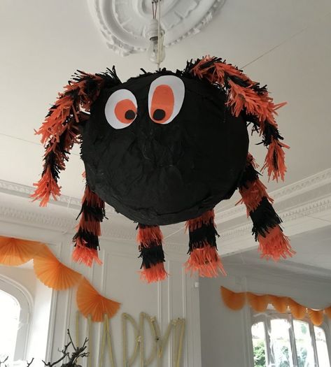 Are you throwing a Halloween party for kids or families this year? Make one of these 20 DIY Halloween pinatas for your guests. Halloween Piñatas, Buffet Halloween, Halloween Pinata, Witches Halloween Party, Piñata Ideas, Diy Pinata, 2023 Halloween, Manualidades Halloween, Halloween Time