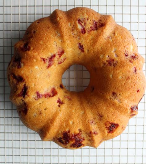 Moist Bundt Cake, Sour Cream Bundt Cake, Strawberry Bundt Cake, Bundt Pan Recipes, Easy Bundt Cake Recipes, Bundt Recipes, Easy Bundt Cake, Fresh Strawberry Recipes, Strawberry Bread