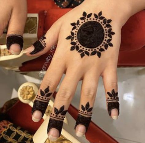 Mehandi Simple, Hand Mehndi Design Simple, Mehndi Design Simple, Simple Mehndi Design, Hand Mehndi Design, Finger Henna Designs, Design Mehndi, Henna Tattoo Designs Hand, Mehndi Designs Bridal Hands