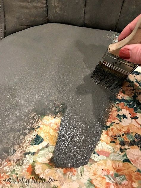 How To Paint Upholstery DIY Painting Upholstered Furniture, Painting Fabric Furniture, Chalk Paint Chairs, Paint Upholstery, Working Table, Upcycled Furniture Diy, Pallet Patio, Upholstery Diy, Upholstery Furniture