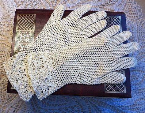 Lace Gloves Pattern, Crochet Lace Gloves, Victorian Crochet Patterns, Crochet Wrist Warmers, Glove Pattern, Crochet Gloves Pattern, Gloves Pattern, Vintage Gloves, Wedding Gloves